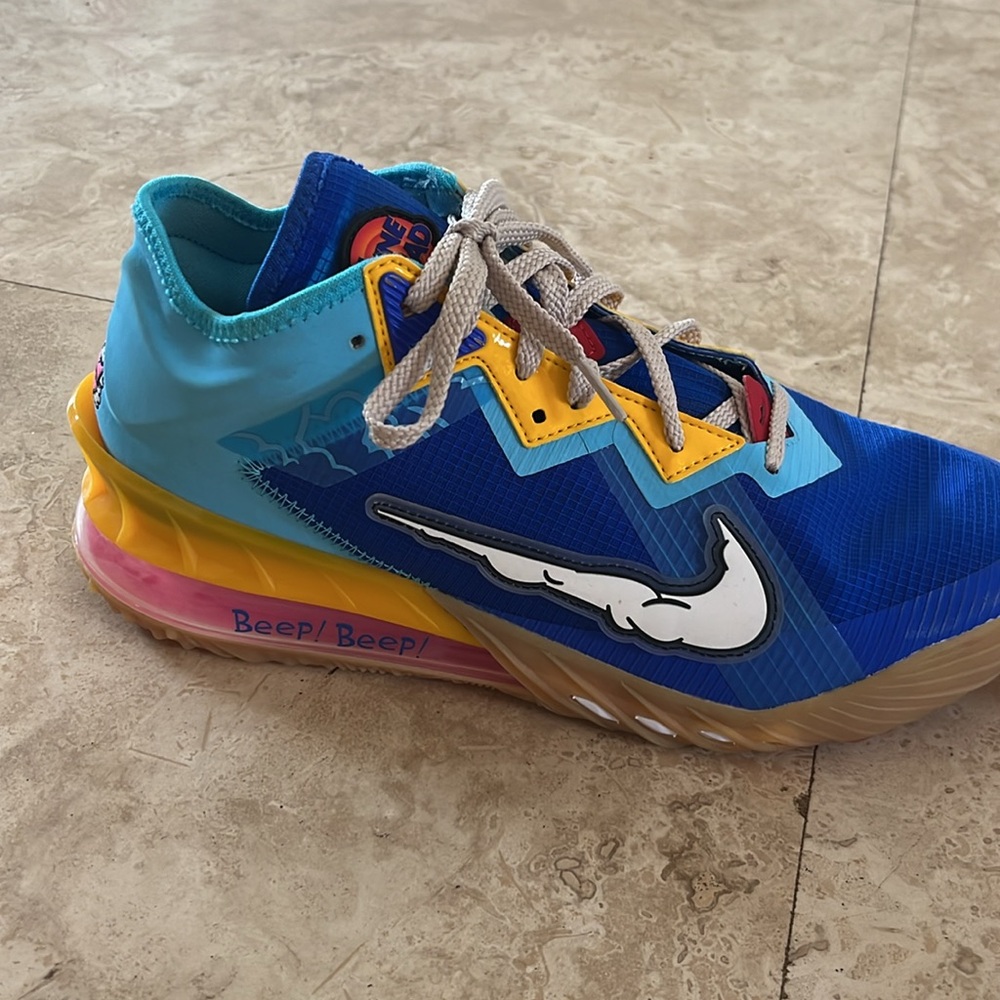 Lebron 18 Low Wile E. Coyote Vs. Roadrunner Basketball Shoes Men Size 10 New - Picture 2 of 6